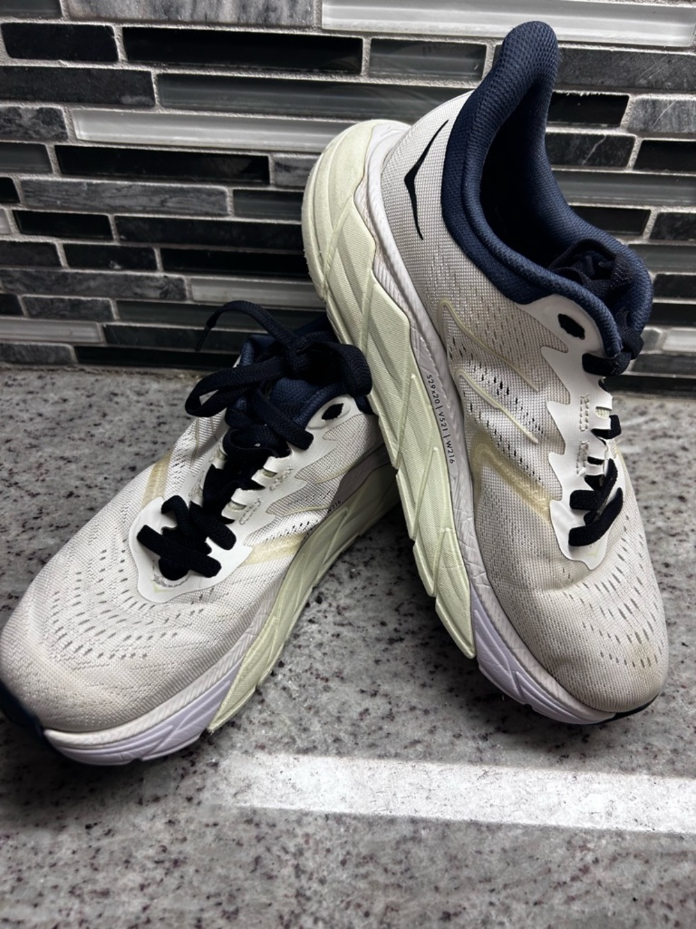 Hoka One One Women’s Arahi 5 White and Navy Running Sneakers size 6.5